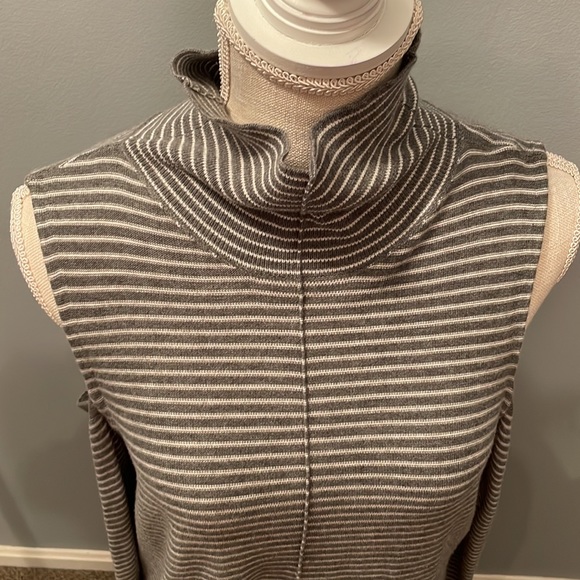 Trouve’ Cold Shoulder Long Line Gray Striped Tunic Mock Turtleneck Sweater Large - Picture 3 of 12